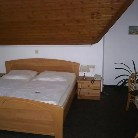 מלון Zur Fredeburg 2*